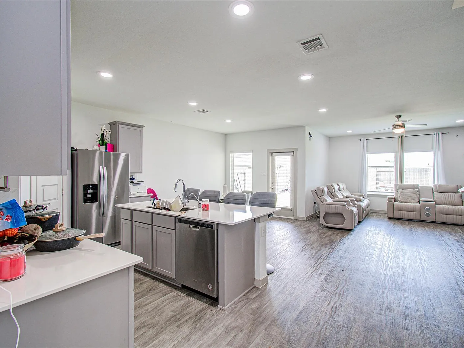 4 bed, 3.0 bath, 2188 sqft, $3,000 — Photo 3