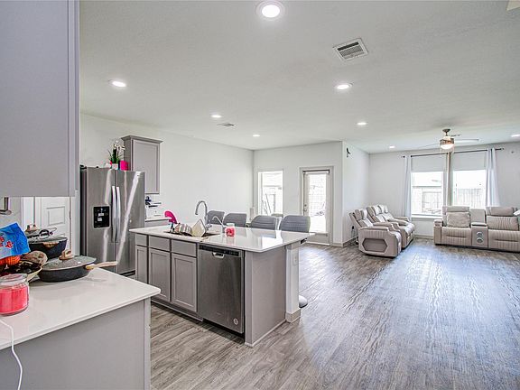 3rd image of 22 Desert Spring Ln