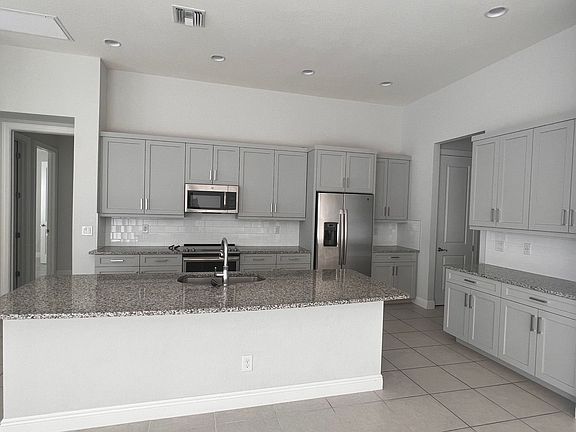 5th image of 305 NE 19th Pl