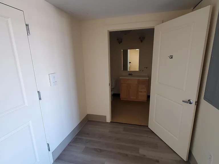Rowe Apartments — Photo 16