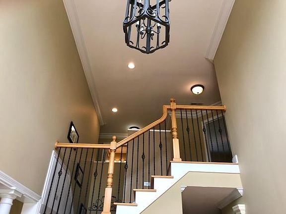 5th image of 1012 Fox Cove Cir
