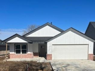 404 W Muskogee Ave, Chouteau, OK 74337