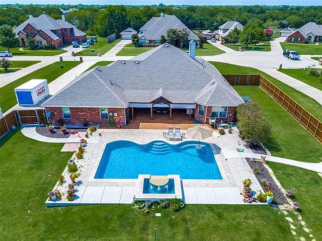 1st image of 1070 Oak Creek Cir