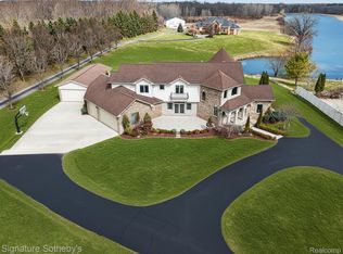7455 Groveland Rd, Holly, MI 48442