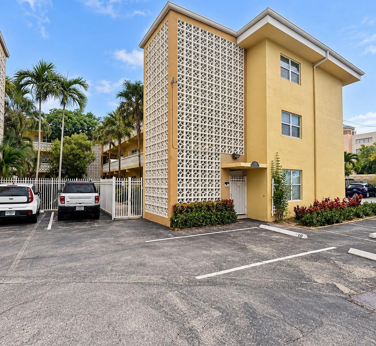 1 bed, 1.0 bath, 450 sqft, $1,800 — Photo 2
