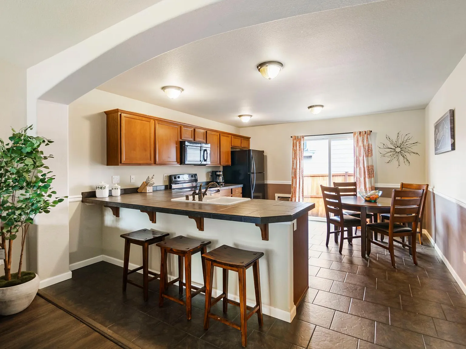 3 bed, 1200 sqft, $4,500 — Photo 3