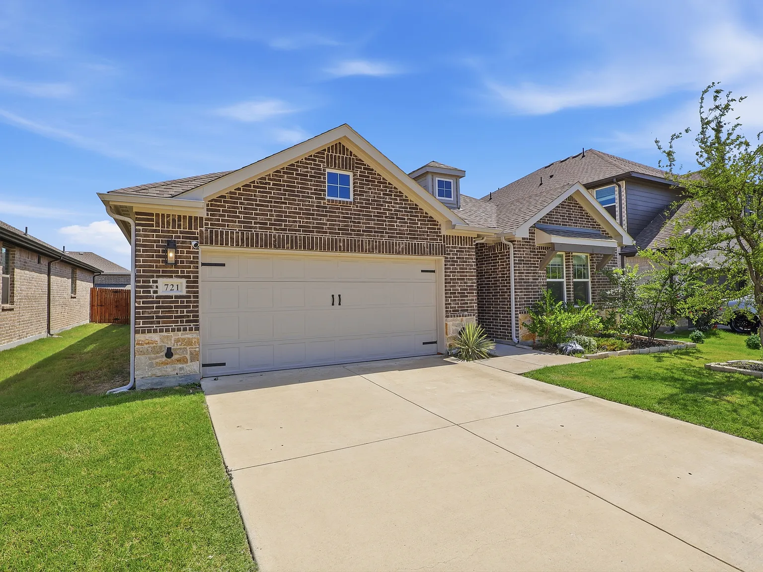4 bed, 2252 sqft, $2,500 — Photo 2