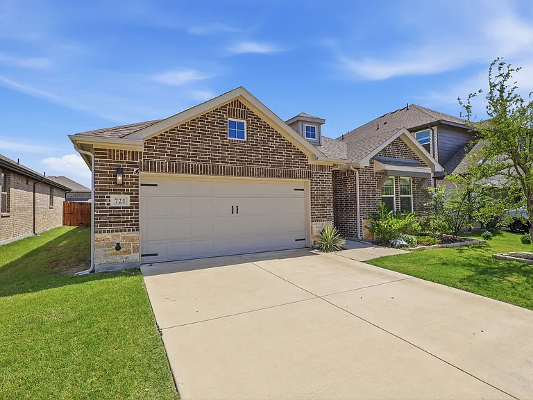 721 Declaration Dr — Photo 2