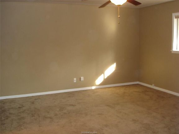 4th image of 1102 Village Dr