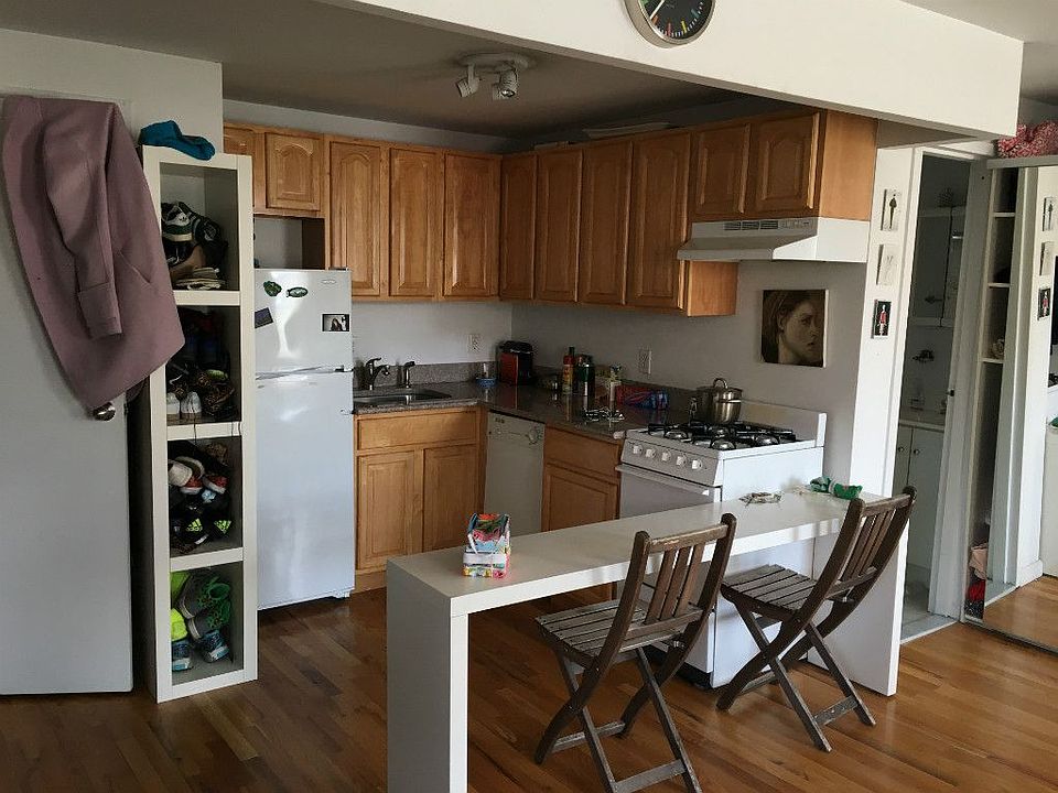 2nd image of 130 Christopher St APT 4