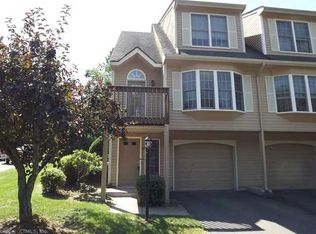 55 Fox Hollow Dr, Windsor Locks, CT 06096