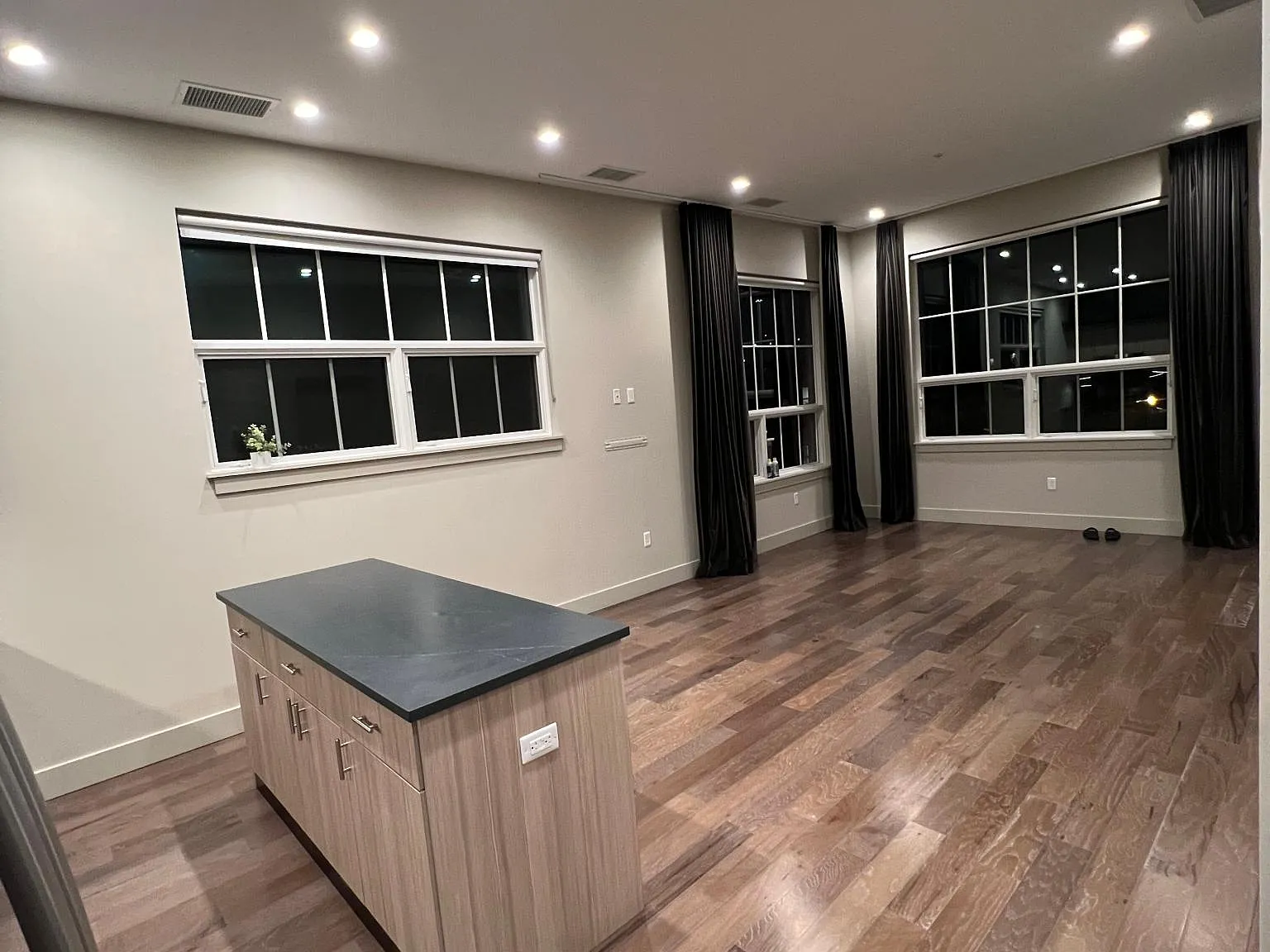 2 bed, 2.5 bath, 1300 sqft, $3,450 — Photo 3