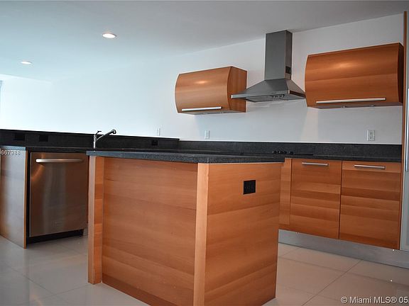 3rd image of 2950 NE 188th St APT 507