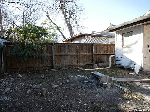 1820 Ruiz St — Photo 23
