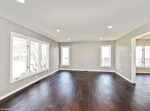 2nd image of 22W109 Glen Valley Dr
