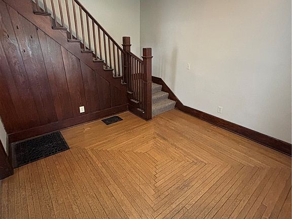 3rd image of 707 Locust St