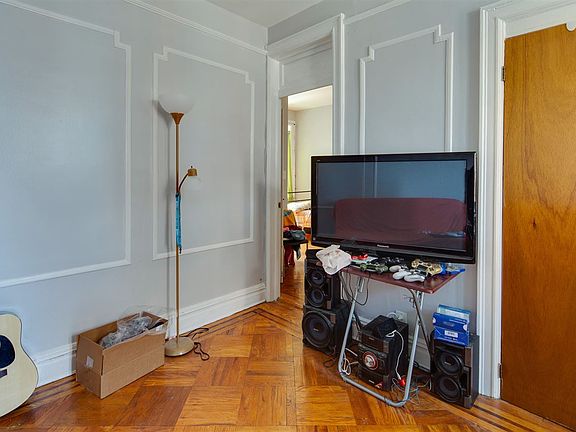 5th image of 76 Romaine Ave #201
