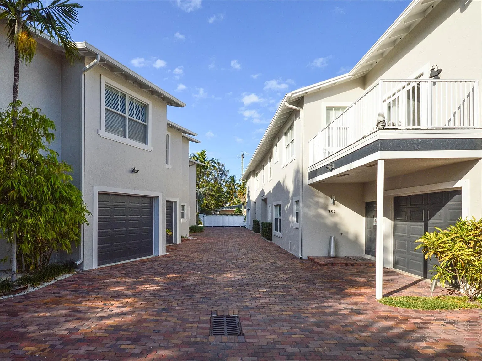 2 bed, 2.5 bath, 700 sqft, $3,200 — Photo 1