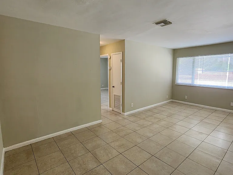 933 Laurel Dr — Photo 5