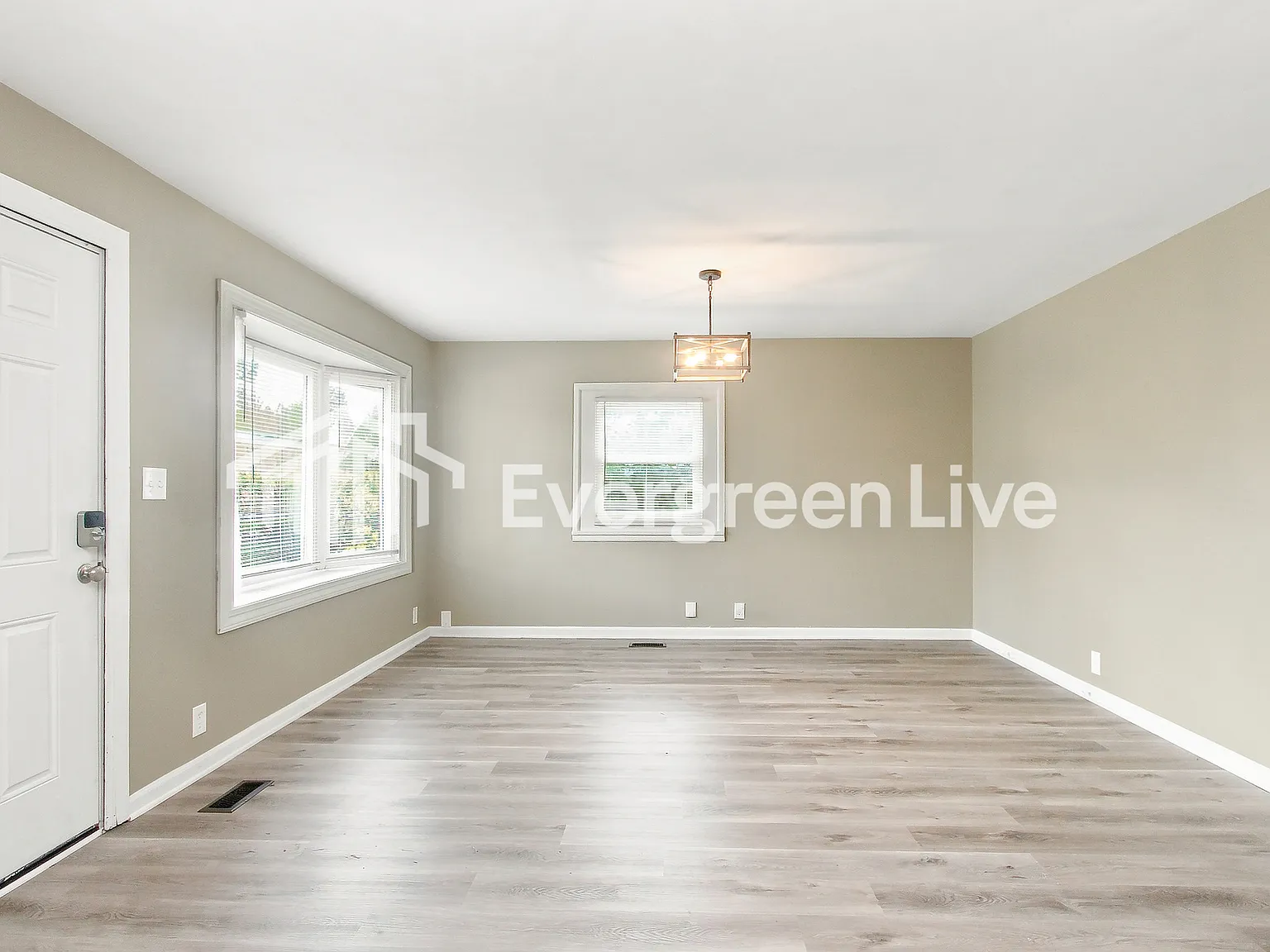 3 bed, 1.0 bath, 1036 sqft, $1,295 — Photo 3