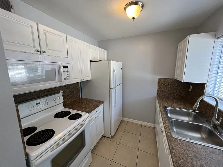 3206 W Azeele St #100 — Photo 9