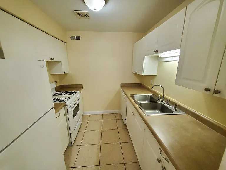 Abbott Acres Apartments — Photo 12