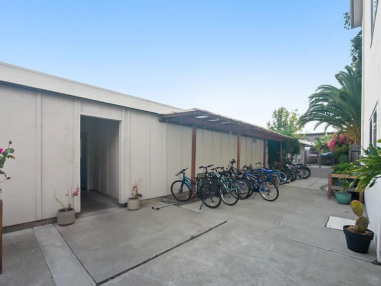 Curtner Villa Apartments — Photo 37