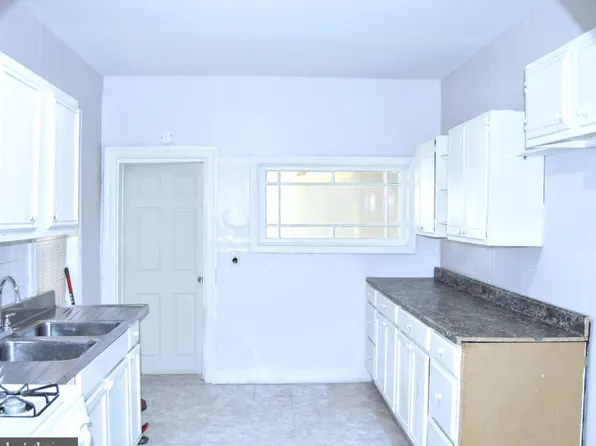 90 E State St, Camden, NJ 08105