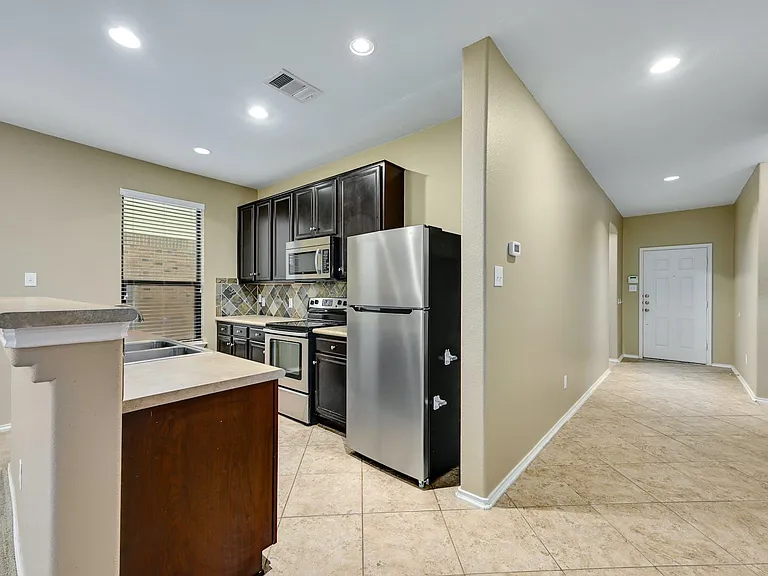 1029 Hyde Park Dr — Photo 3