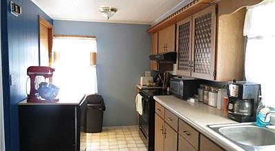 3rd image of 418 Robinson St