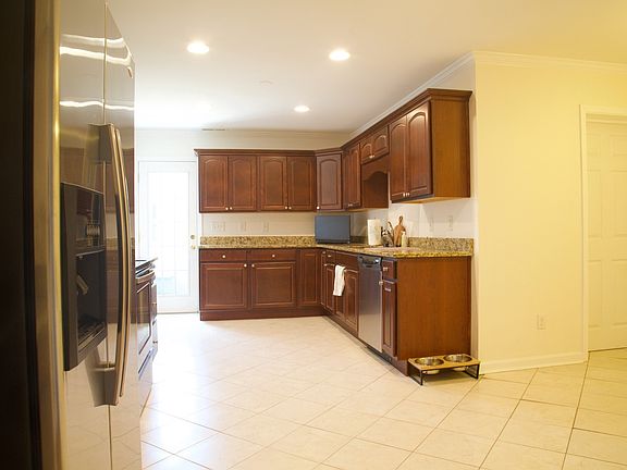 4th image of 231 Wood Dale Dr