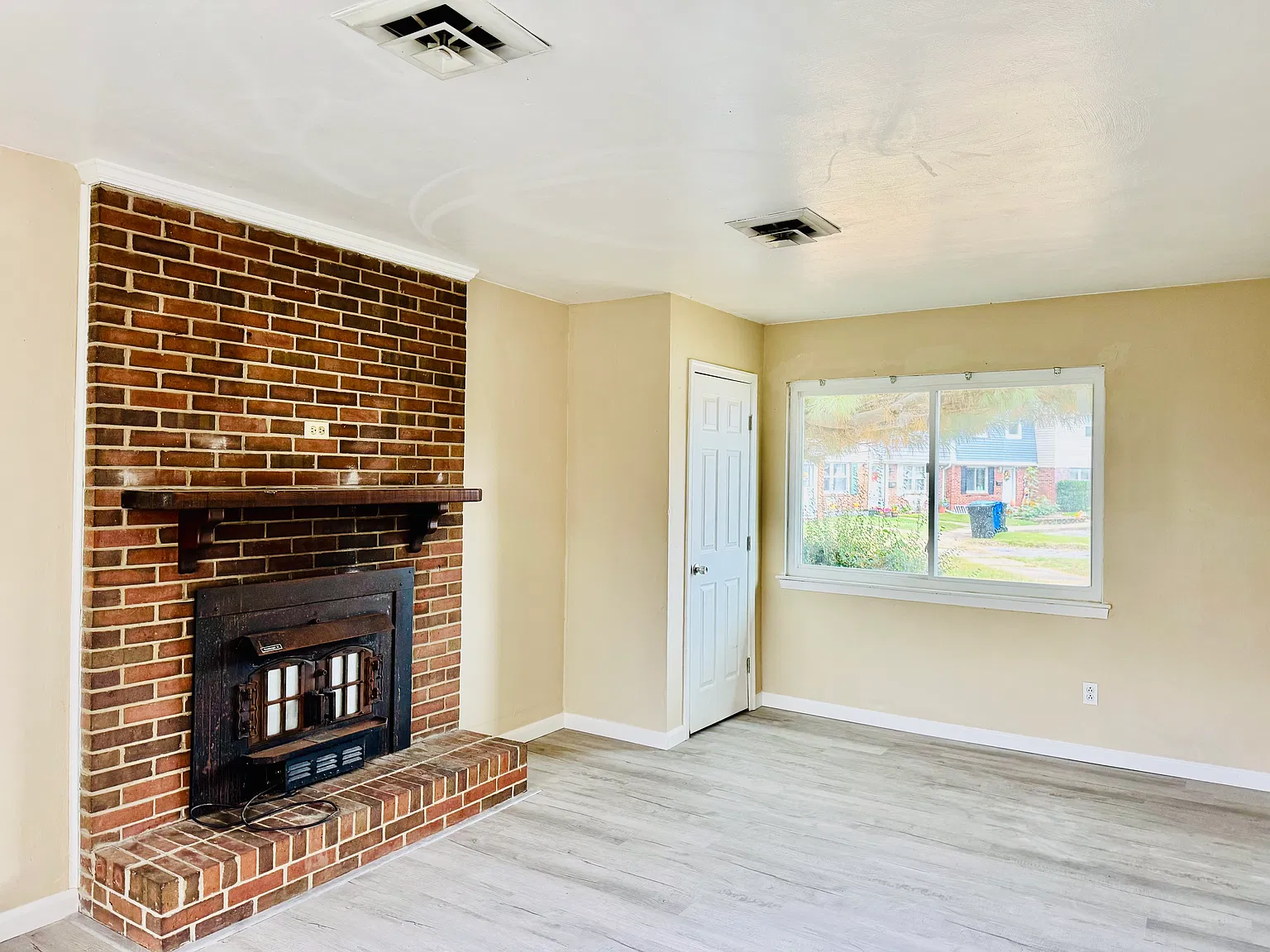 843 Devonshire Ct — Photo 3