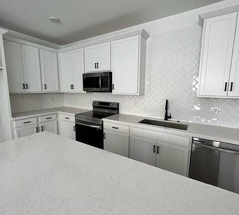 4th image of 17047 W BUTLER Avenue