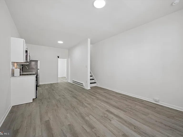 1216 W Firth St — Photo 3