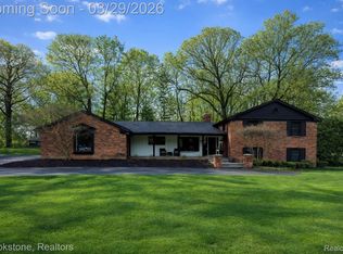 754 N Valley Chase Rd, Bloomfield Hills, MI 48304