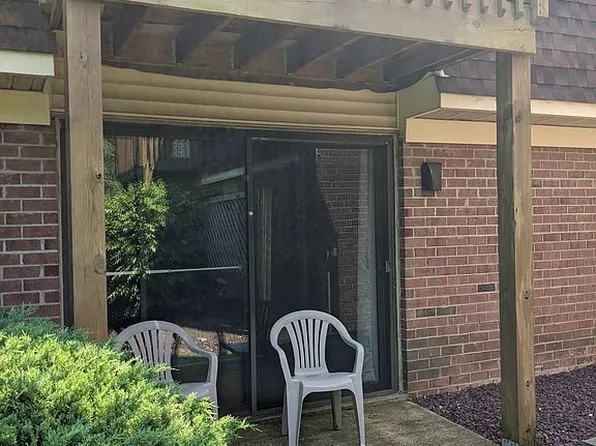 215 Meadow Woods Ln, Lawrenceville, NJ 08648