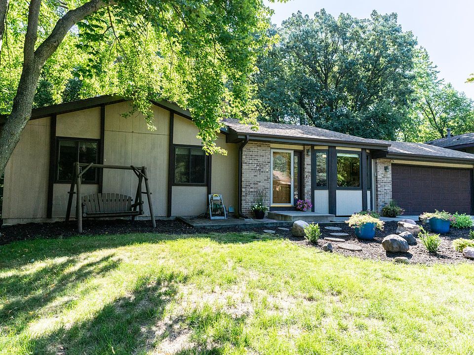 1st image of 12122 Red Oak Ct S