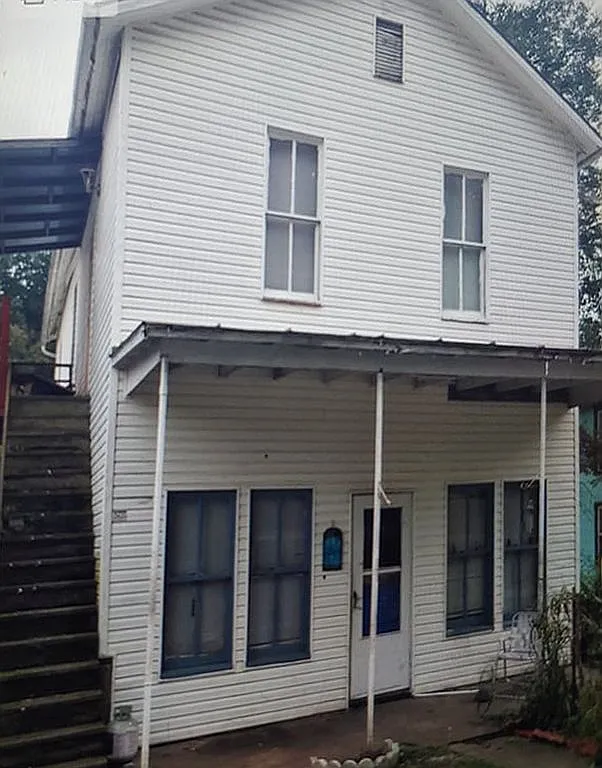 25 Railroad St photo 1