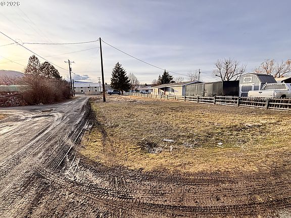 4th image of Roberts St