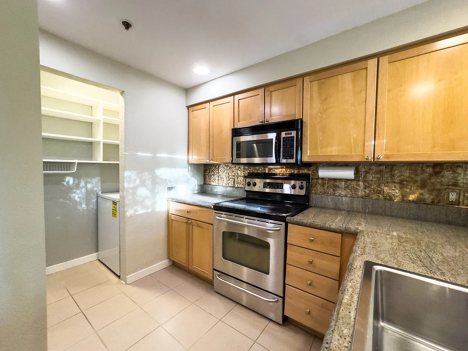 2 bed, 866 sqft, $2,300 — Photo 3