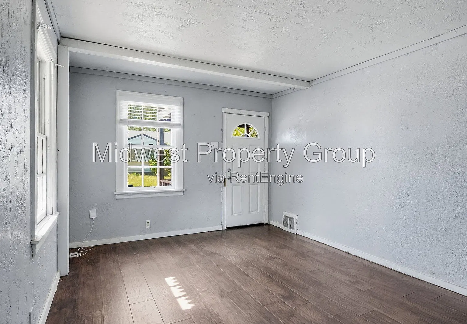 2 bed, 1.0 bath, 759 sqft, $995 — Photo 2