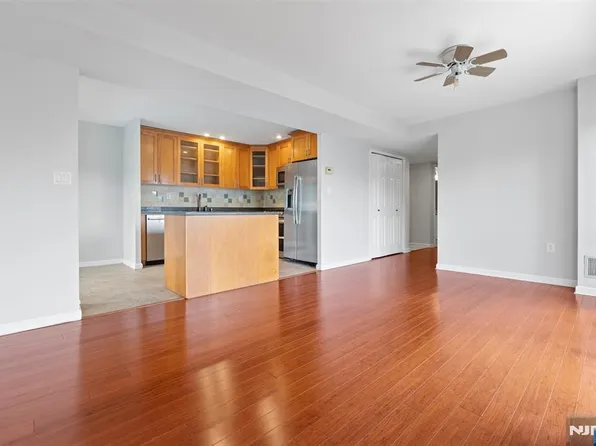 518 Ellery Ct #K518, Edgewater, NJ 07020