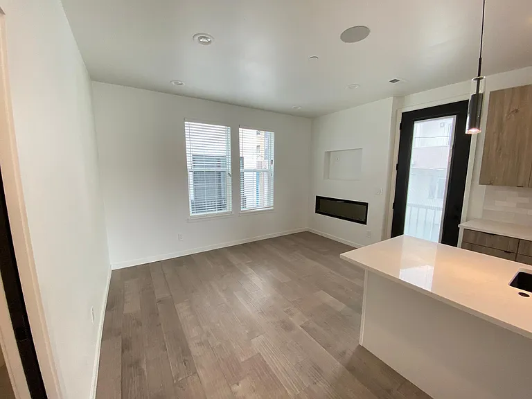 1920 Hooker St #6 — Photo 5