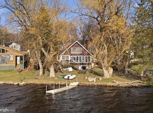7698 Lake Shore Dr, Pocono Lake, PA