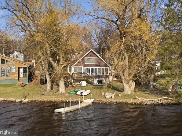 7698 Lake Shore Dr, Pocono Lake, PA 18347