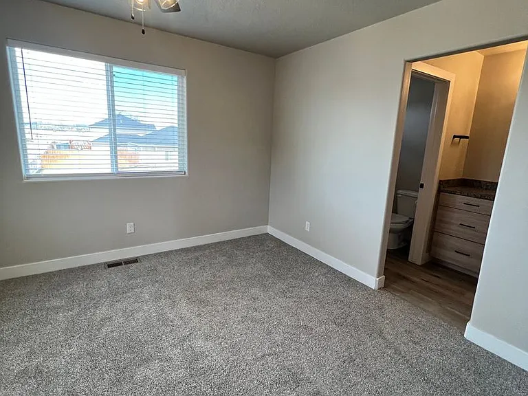 2656 N Clark Pkwy — Photo 11