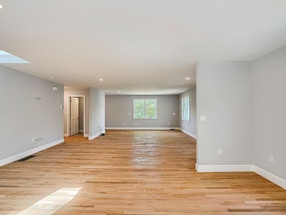 5th image of 87-85 Hartford St #87