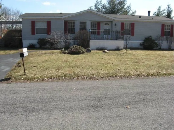 28 Lakeside Dr, Mechanicville, NY 12118