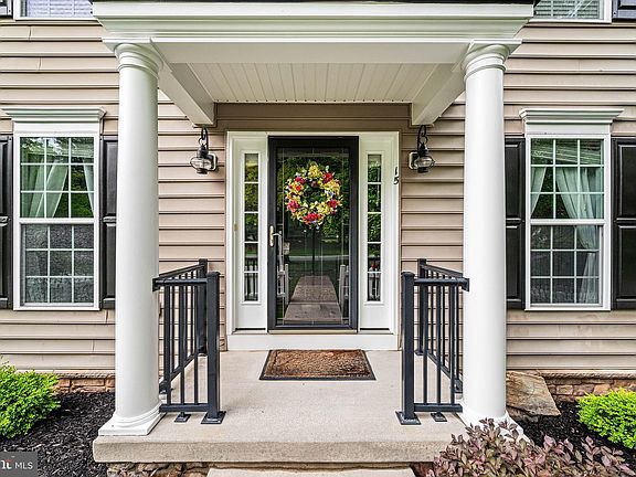 3rd image of 15 Blue Bird Ln