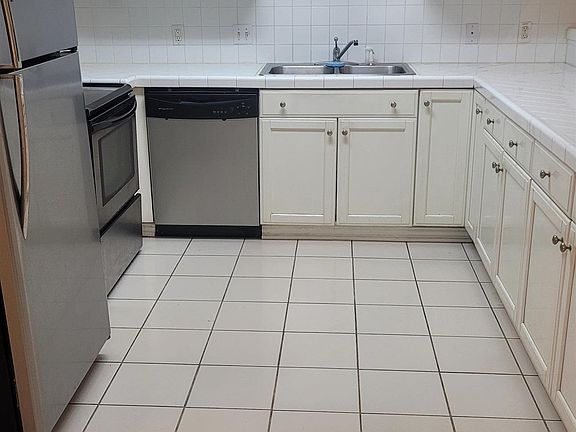4th image of 2114 Villa Dr